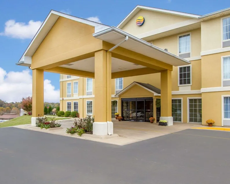 Comfort Inn Poplar Bluff North - Image 1