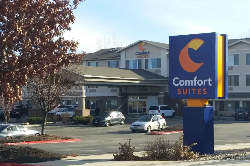 Comfort Suites Airport - Image 1
