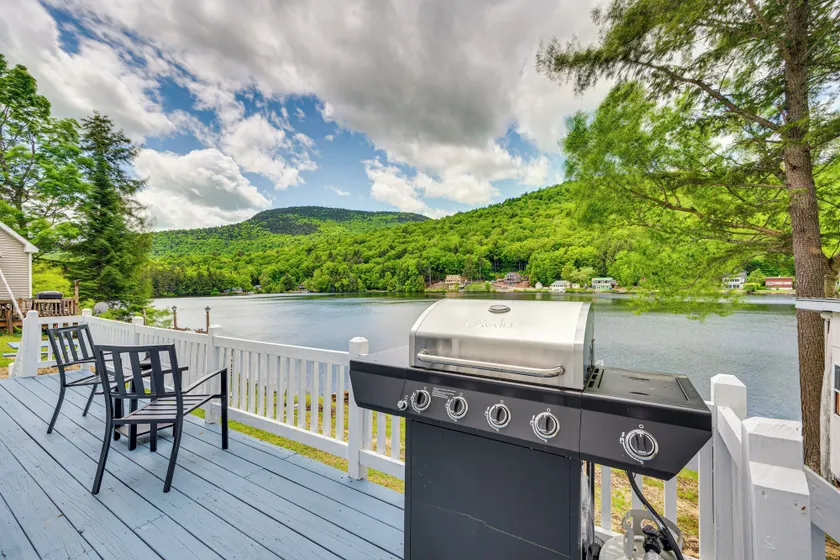 Peaceful Stark Cottage w/ Deck on South Ponds! - Image 1