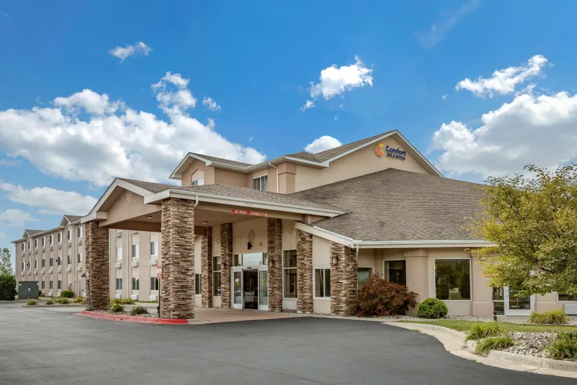 Comfort Inn & Suites Dimondale - Lansing - Image 1