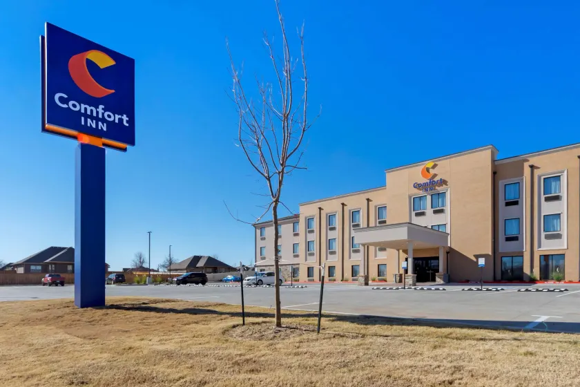 Comfort Inn & Suites Harrah - Image 1