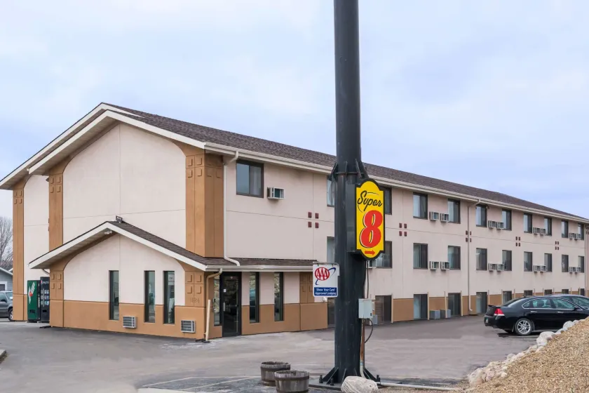 Super 8 by Wyndham Bismarck - Image 1
