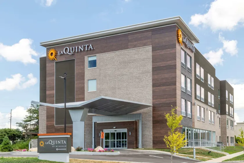 La Quinta Inn and Suites by Wyndham Bloomington - Image 1