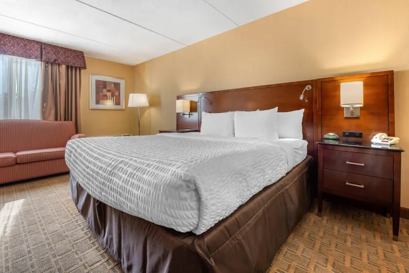 Clarion Hotel Conference Center on Lake Erie - Image 1