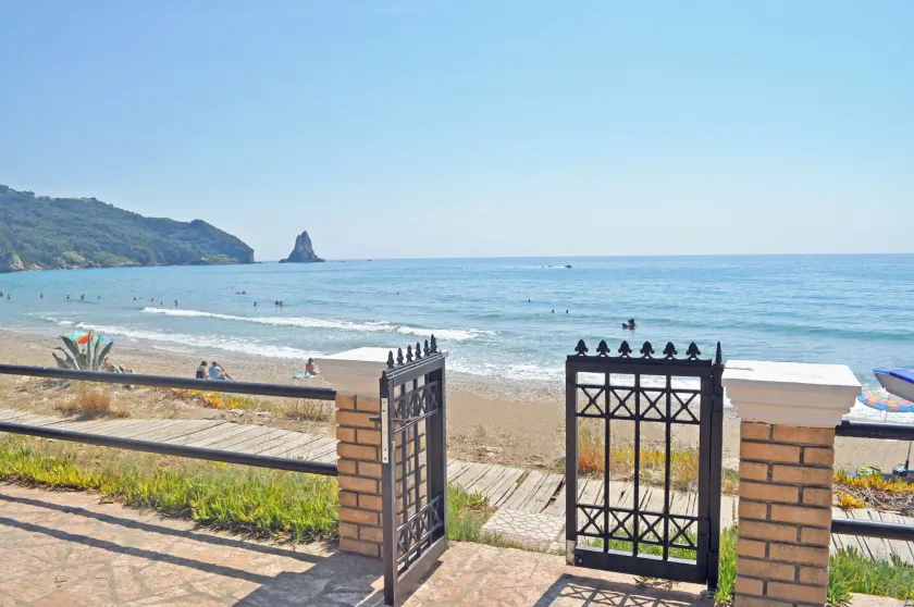 Yannis strandhus på Agios Gordios strand på Corfu - Image 1