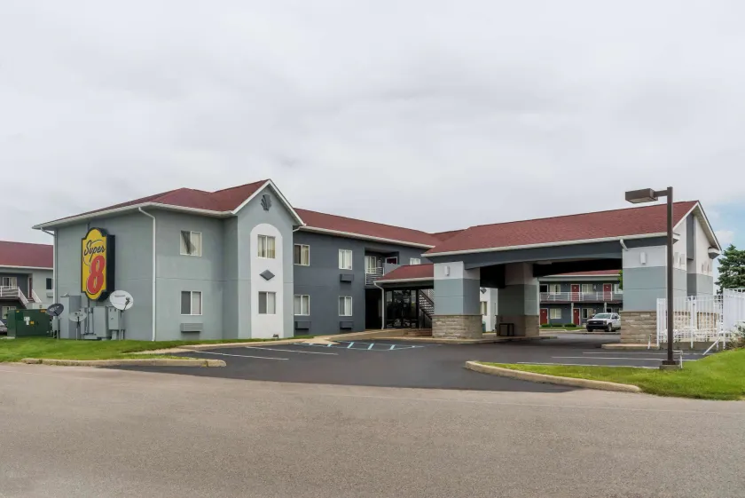 Super 8 by Wyndham Indianapolis/NE/Castleton Area - Image 1