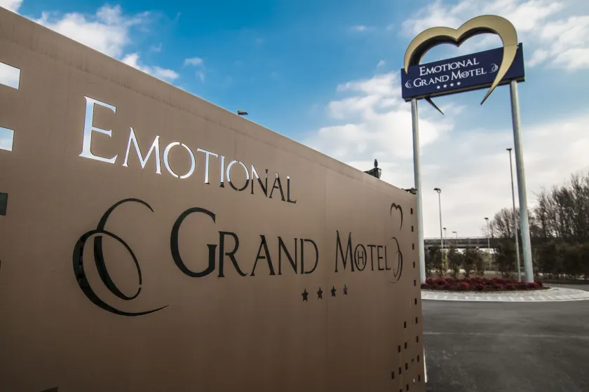 Emotional Grand Motel - Image 1