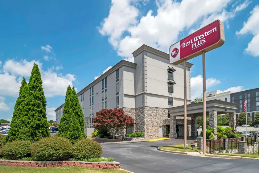 Best Western Plus Greenville I-385 Inn & Suites - Image 1