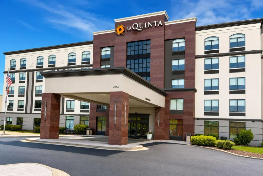 La Quinta Inn & Suites by Wyndham Duluth-Atlanta - Image 1