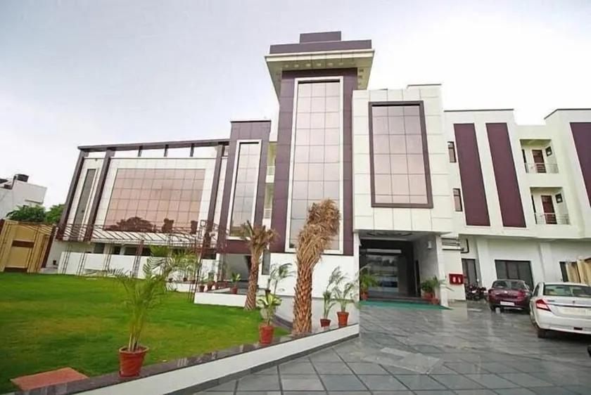 Hotel Opal Courtyard - Image 1