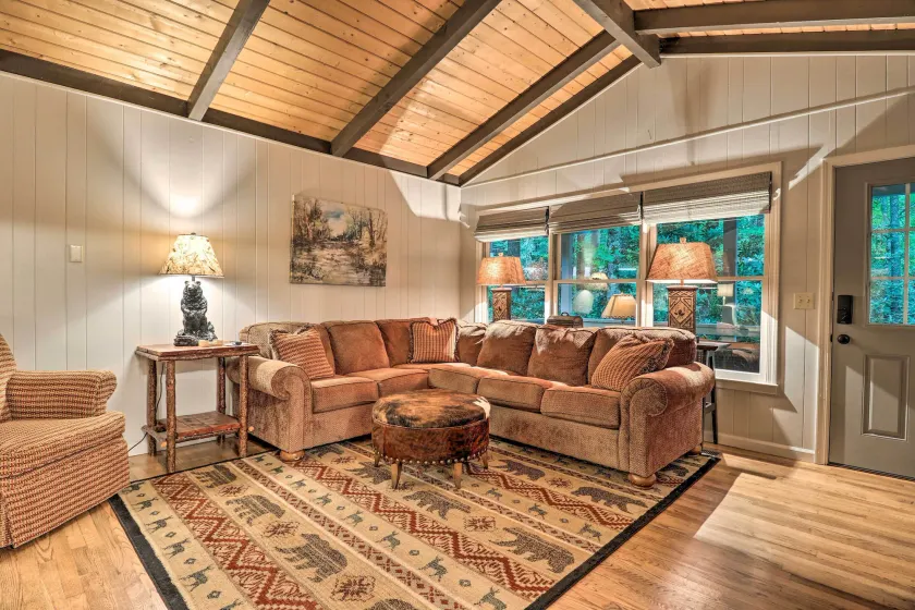 Walk to Main St: Highlands Cottage w/ Fireplace - Intérieur