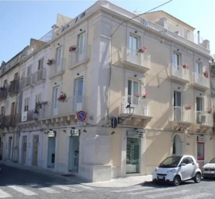 Plaza Rooms - Image 1