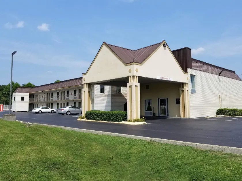 Americas Best Value Inn-Manchester - Image 1