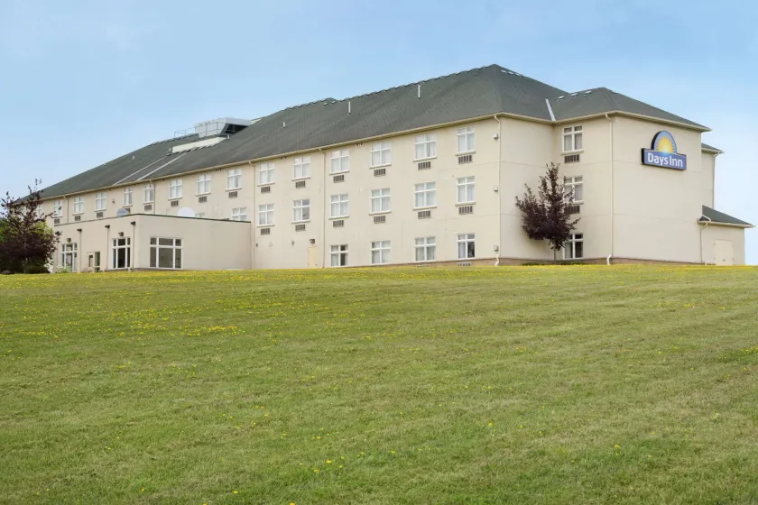 Days Inn by Wyndham Orillia - Image 1
