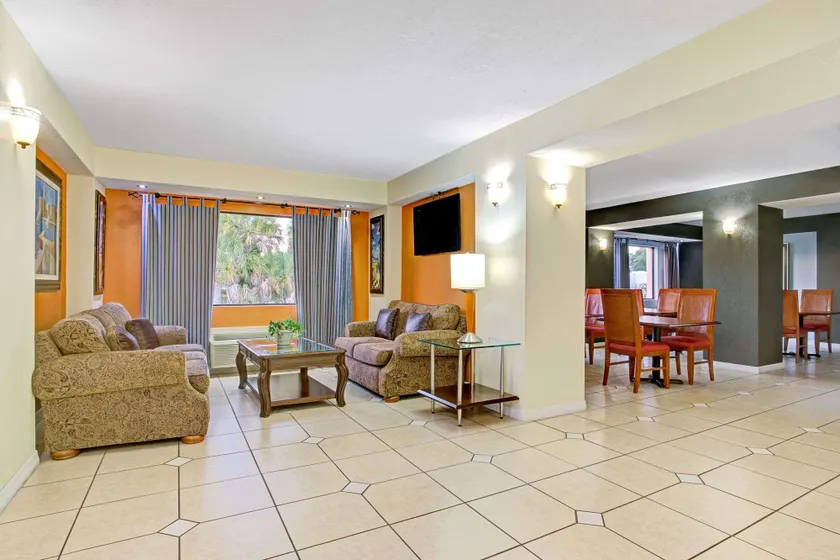 Days Inn & Suites by Wyndham Tampa Fairground-Casino-Ybor - Lobby