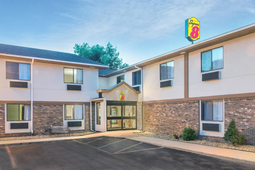 Super 8 by Wyndham Tilton/Lake Winnipesaukee - Image 1
