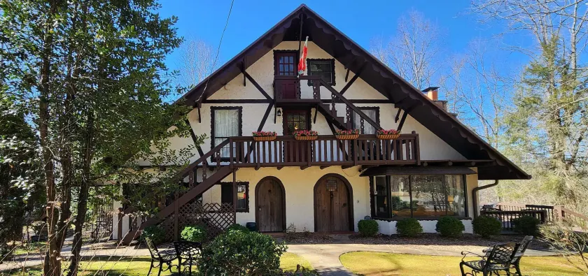 Lily Creek Lodge - Image 1