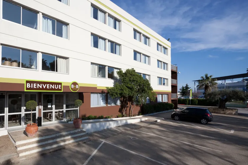 B&B HOTEL Nîmes Ville Active, parking sécurisé gratuit - Image 1