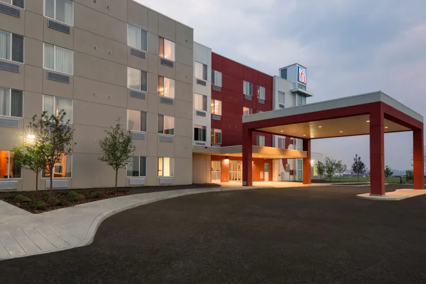 Motel 6 Airdrie - Image 1