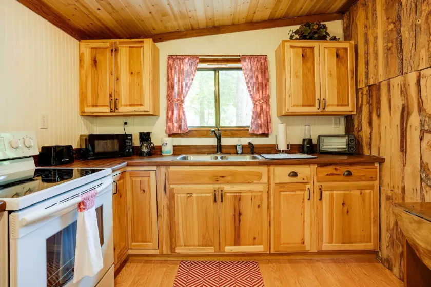 Cozy Georgia Abode w/ Deck, Fire Pit & Lake Access - Interiör