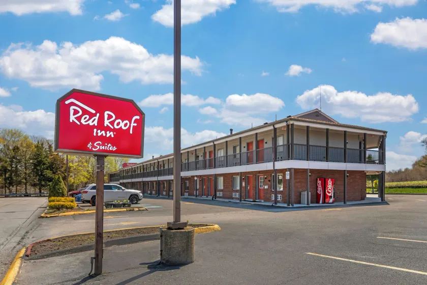 Red Roof Inn & Suites Swansea - Image 1