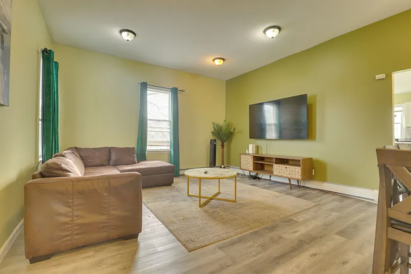 Easy NYC Access: Updated Apt Near Parks & Bay! - Image 1