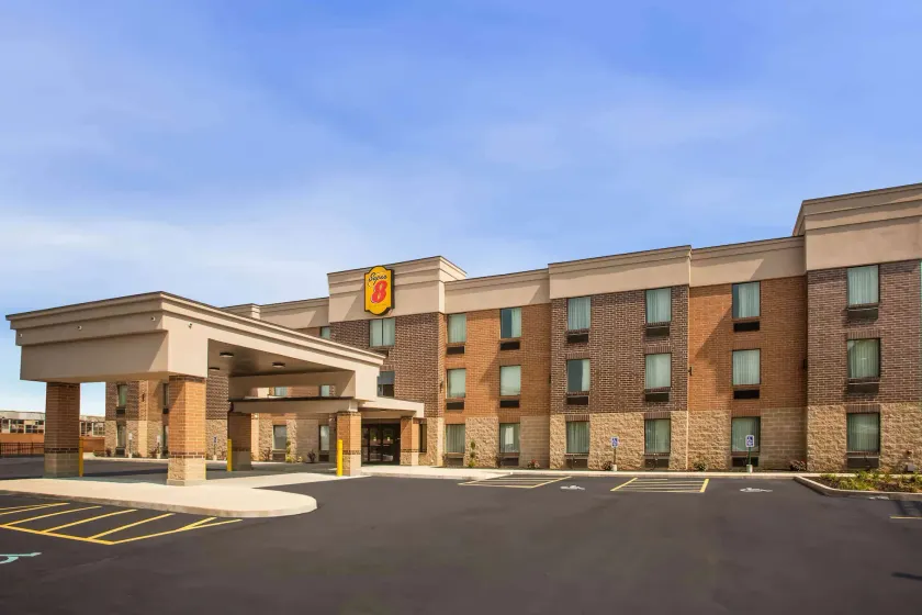 Super 8 by Wyndham St. Louis North - Image 1