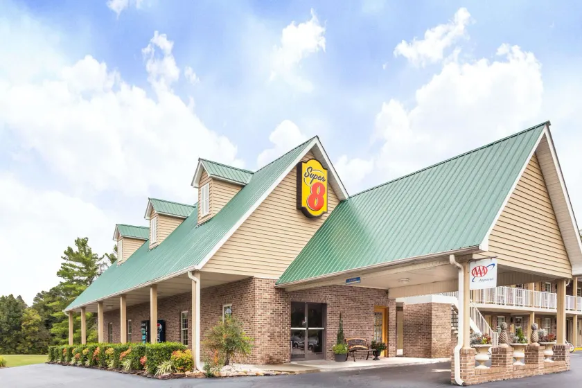 Super 8 by Wyndham Kingston - Image 1