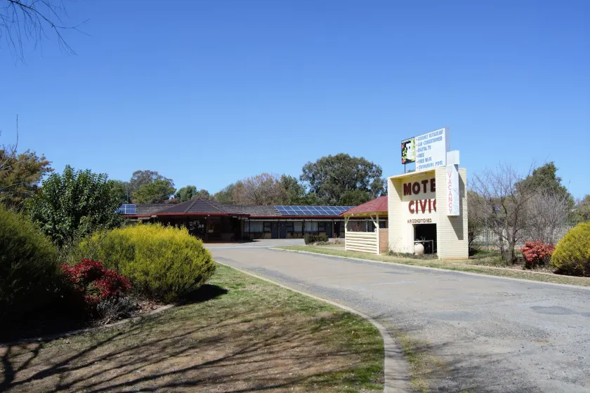 Civic Motor Inn - Image 1