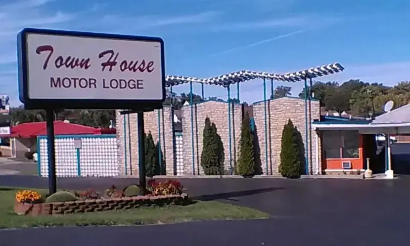 Townhouse Motor Lodge Springfield Oh - Image 1