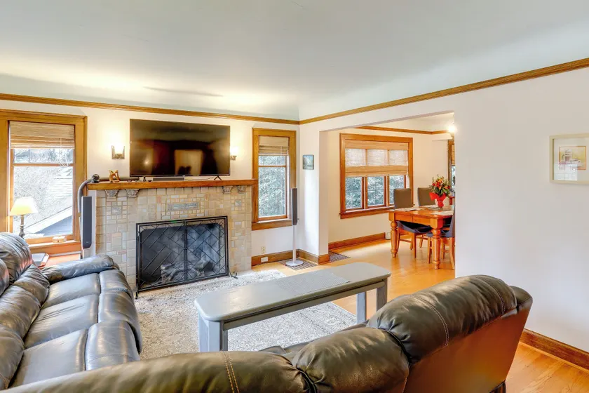 Charming Tudor-style Apt Near Green Lake! - Image 1
