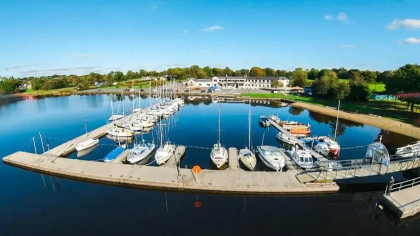 Lakeside Manor Hotel - Image 1