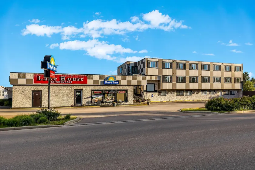 Days Inn by Wyndham Sylvan Lake - Image 1