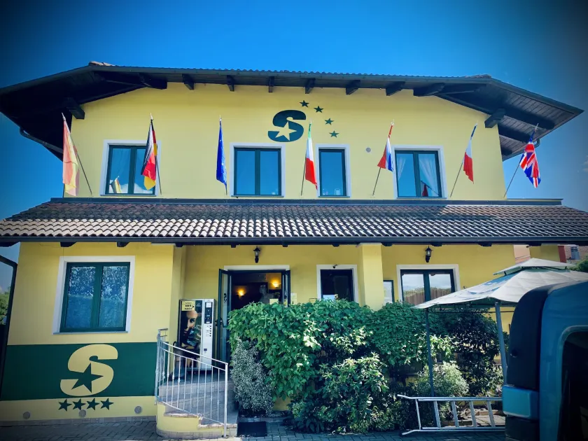 Hotel Motel Residence S - Image 1