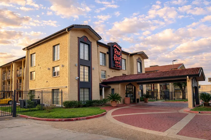 Red Roof Inn & Suites Houston- Hobby Airport - Image 1