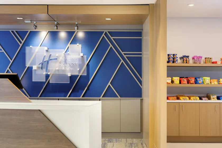 Holiday Inn Express Baltimore at the Stadiums by IHG - Check-in-/Check-out-Schalter