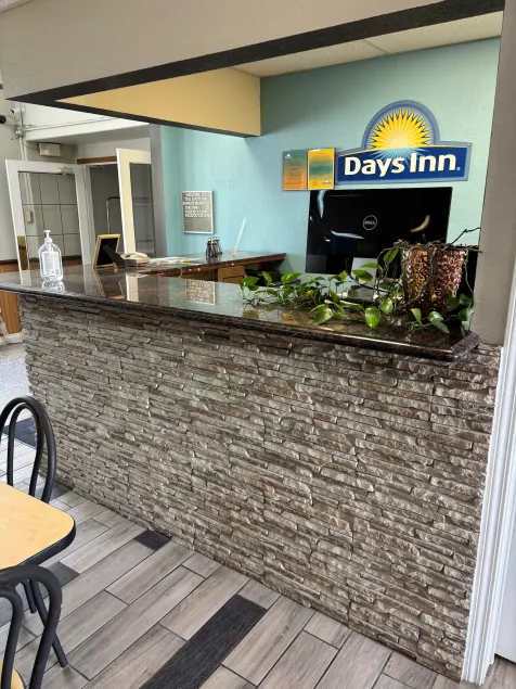 Days Inn by Wyndham West Branch Iowa City Area - Lobby