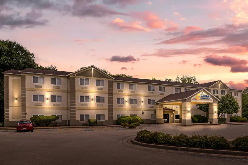 Comfort Inn & Suites East Moline near I-80 - Image 1