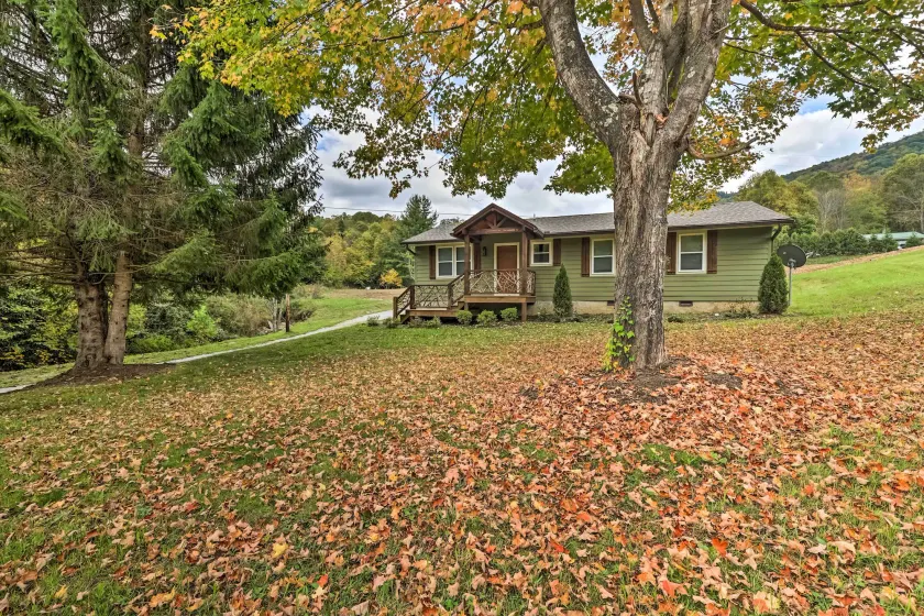 Near Hiking + Wineries! Newland Retreat w/ Creek - Image 1