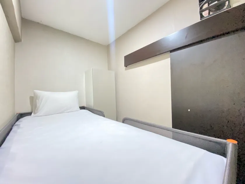 Cozy Furnished 2BR Apartment at Grand Asia Afrika By Travelio - Habitación