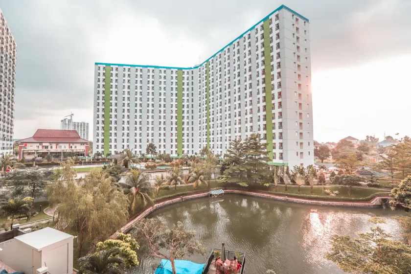 Apartemen Green Lake View Ciputat by GFROOM - Image 1