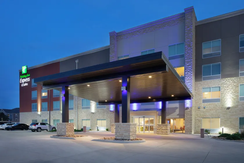 Holiday Inn Express & Suites Great Bend by IHG - Image 1