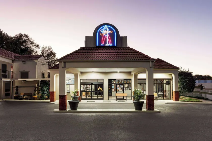 Days Inn Memphis at Graceland - Image 1