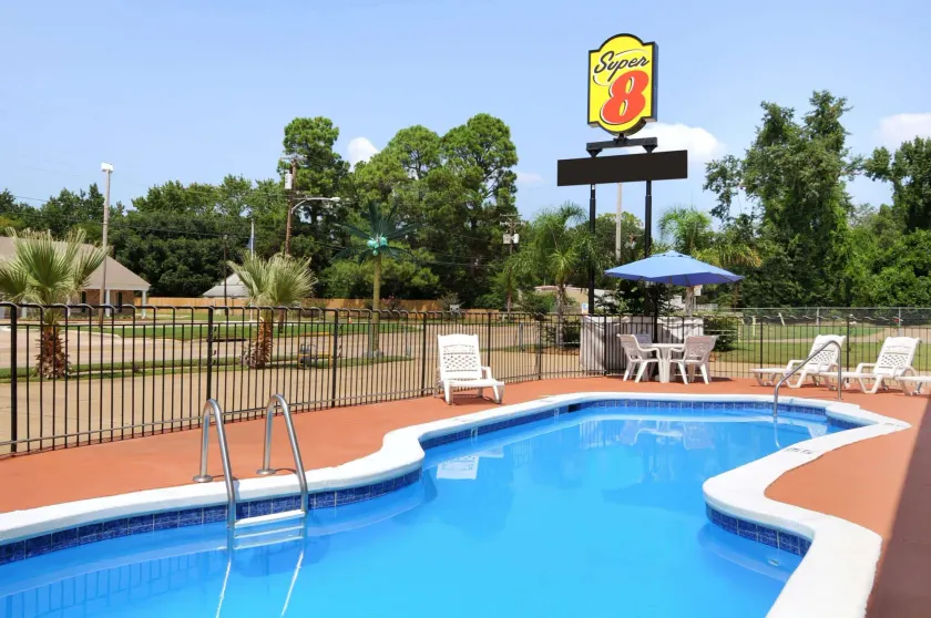 Super 8 by Wyndham Shreveport - Image 1