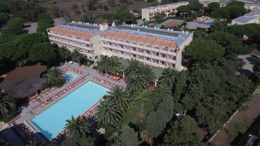 Hotel Oasis - Image 1