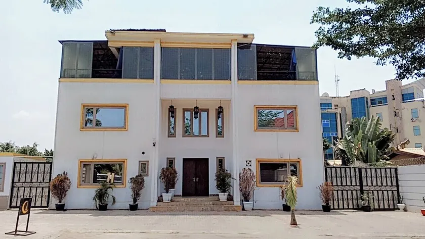 Nuitdeparis quest house and restaurant - Image 1