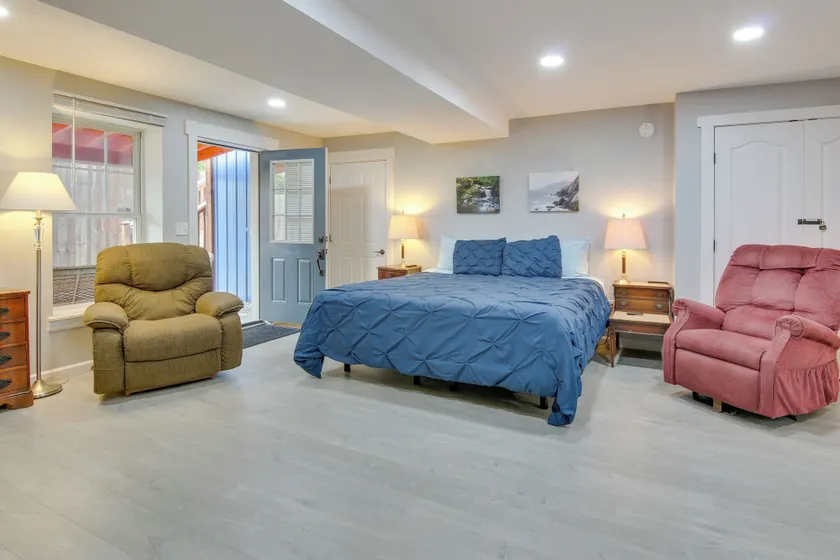 Airy Apartment With Deck - Walk to Main Street! - Innenbereich