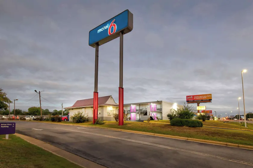 Motel 6 Tuscaloosa AL University - Image 1