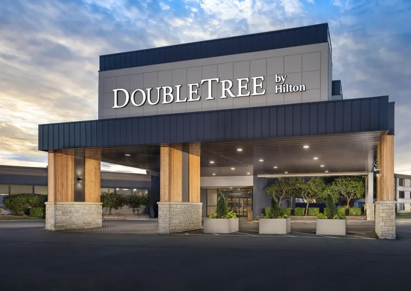 DoubleTree by Hilton Manhattan, KS - Image 1
