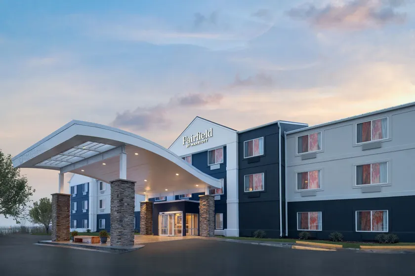 Fairfield Inn & Suites Kansas City Airport - Image 1